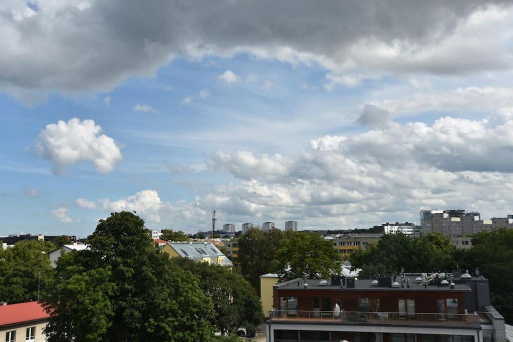 Kahe Magamistoaga Ja Suure Elutoaga 3-Toaline Korter Vaatega Tallinna Aerikeskusele Bagian luar foto